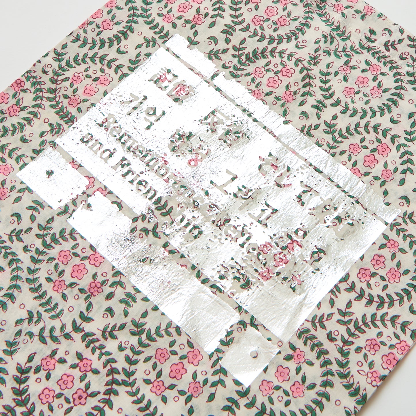 Sleeveless long shirt with open collar (white) | Carrying a memorial