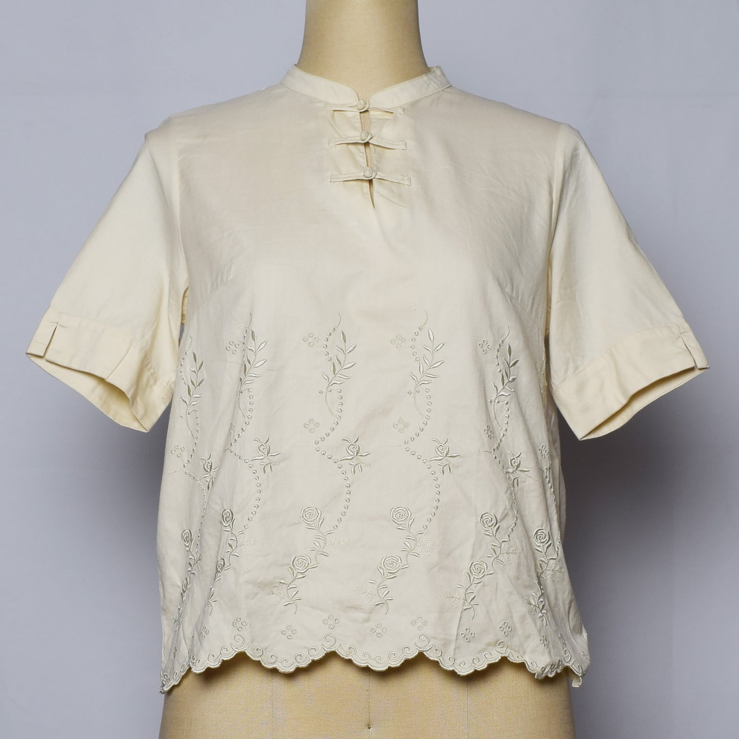 オフホワイトのチャイナシャツの半袖トップスに基本的人権の崩し文字がペイントされている