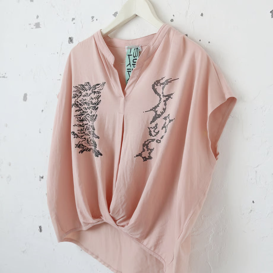 Vネックブラウス(ピンク)|選択の権利