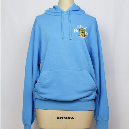 ライトブルーのプルオーバーのパーカーの胸に黄色の家父長制のお墓の刺繍。