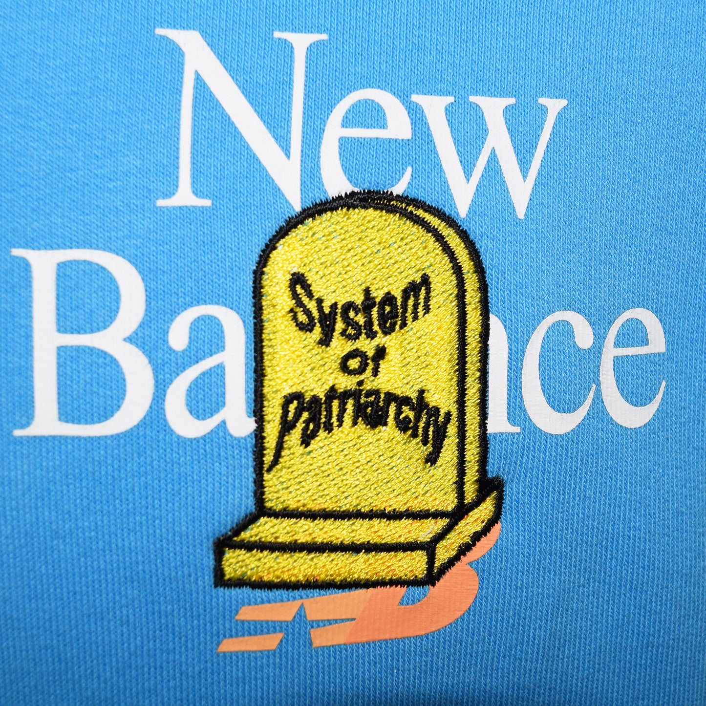 プルオーバーパーカー（ライトブルー）｜家父長制の墓（刺繍）