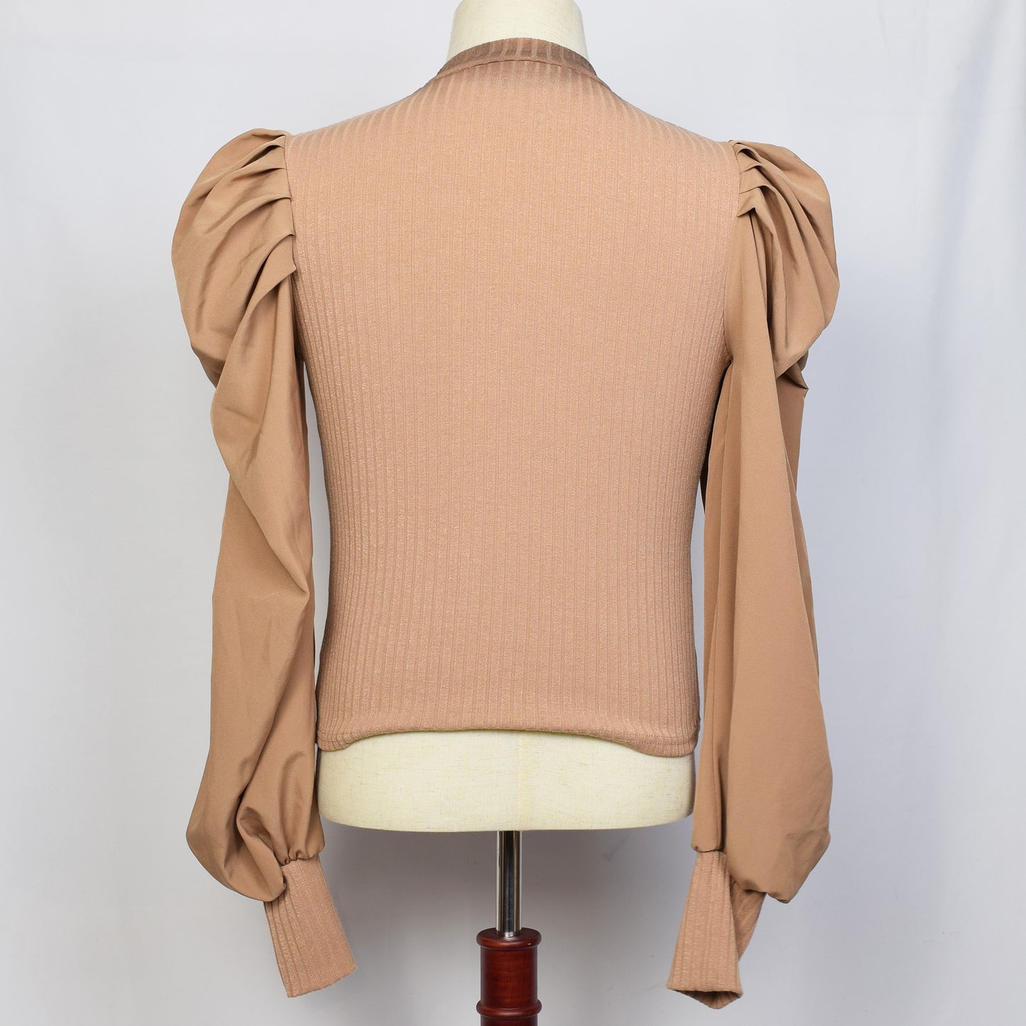 パフスリーブリブトップス（ブラウン）｜基本的人権