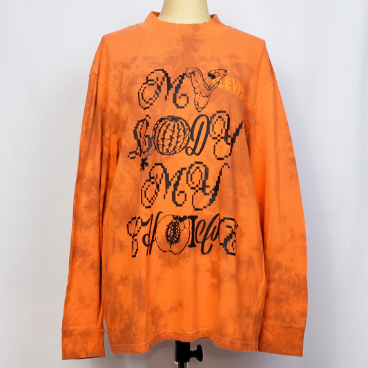 タイダイ柄のオレンジの長袖トップスにMY BODY MY CHOICEとバナナ、プラム、スイカのイラストのプリント。