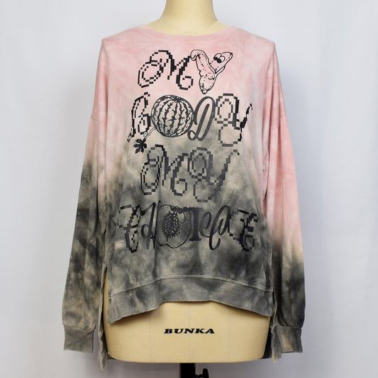 タイダイ柄のピンクとグレーの長袖トップスにMY BODY MY CHOICEとバナナ、プラム、スイカのイラストのプリント。