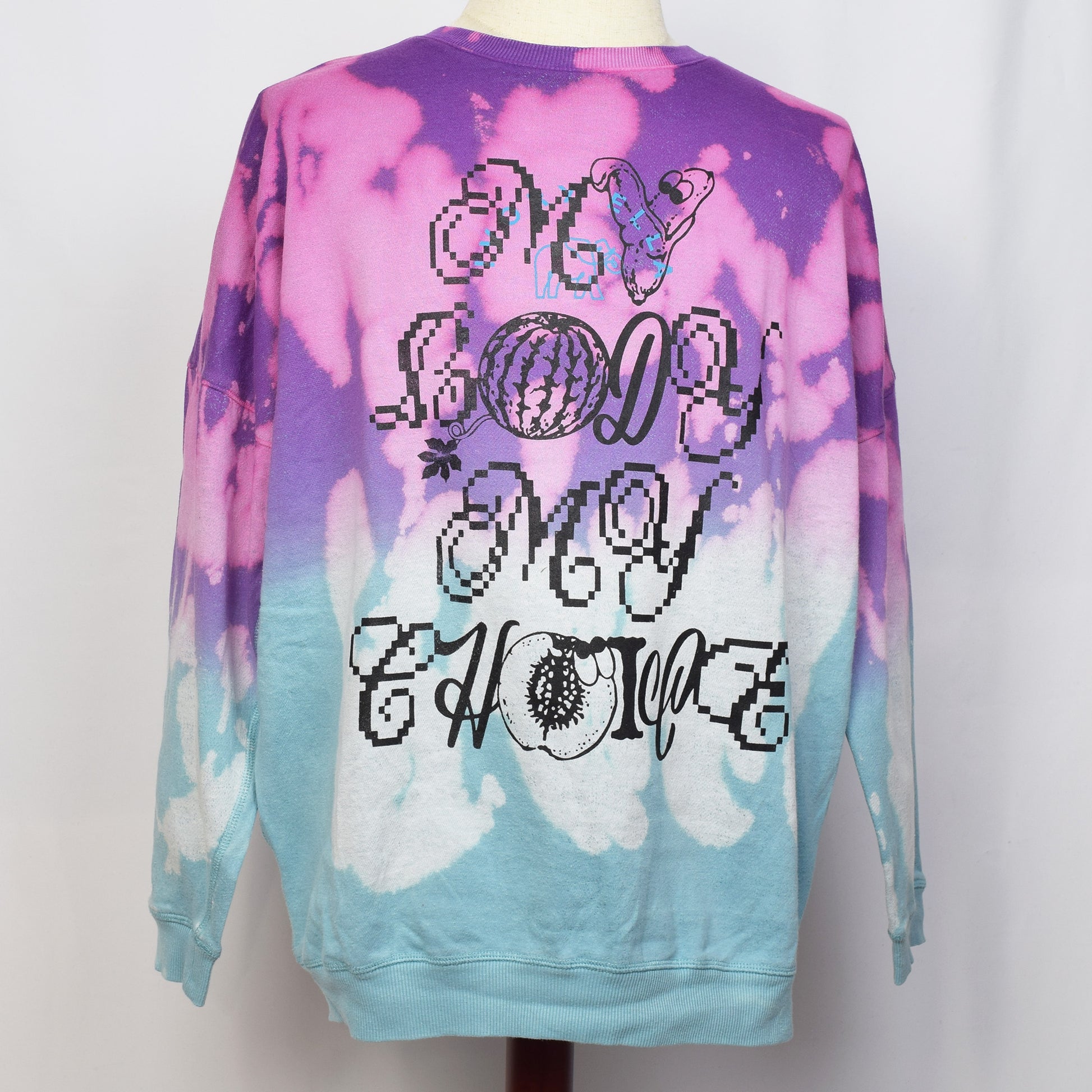 パープルからミントグリーンのグラデーションの長袖トップスにMY BODY MY CHOICEとバナナ、プラム、スイカのイラストのプリント。