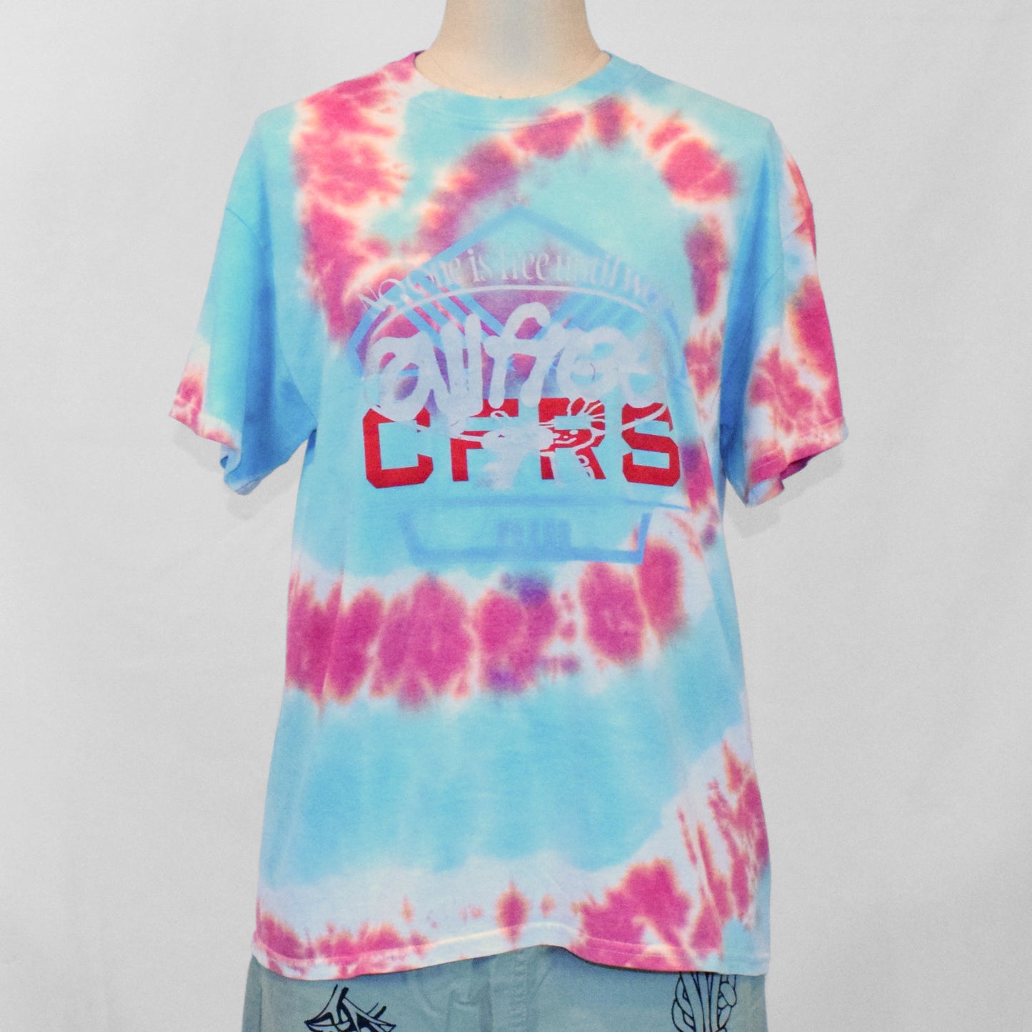 タイダイTシャツ(ブルーレッド)｜No one is free until we are all free.