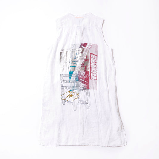 Sleeveless long shirt with open collar (white) | Carrying a memorial