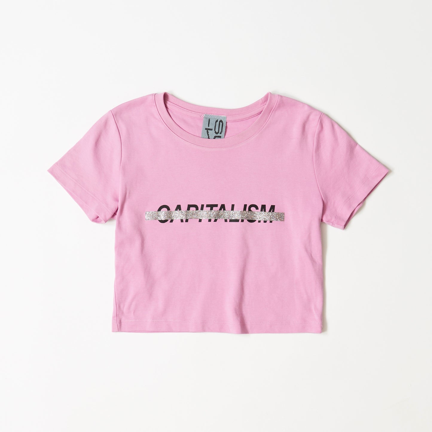 ピンクパープルのTシャツにCAPITALISMの黒いプリントにマルチカラーのラメで打ち消し線のプリント。表面。コットン１００