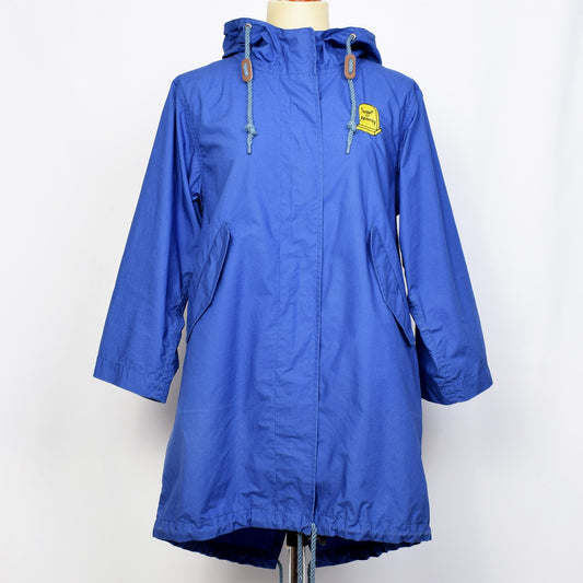 濃い青色のフード付き前開きアウターの胸に黄色の家父長制のお墓の刺繍。