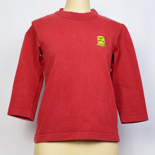 赤色の五部袖のコットンのトップスの胸に黄色の家父長制のお墓の刺繍。