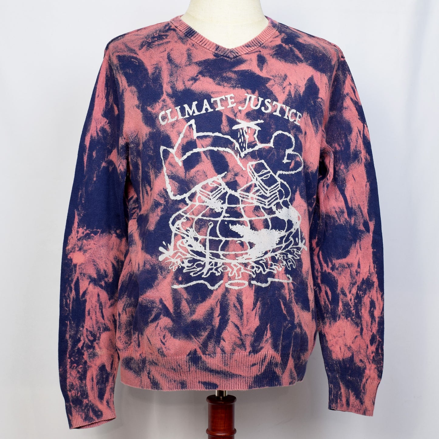 薄手Vネックセーター（タイダイ / ネイビーピンク）｜ Climate Justice