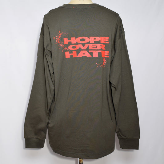 ポケットロングスリーブTシャツ(チャコール色)の背中にHOPE OVER HATEの赤色のプリントと、袖に薄紫の途切れた有刺鉄線のプリント。