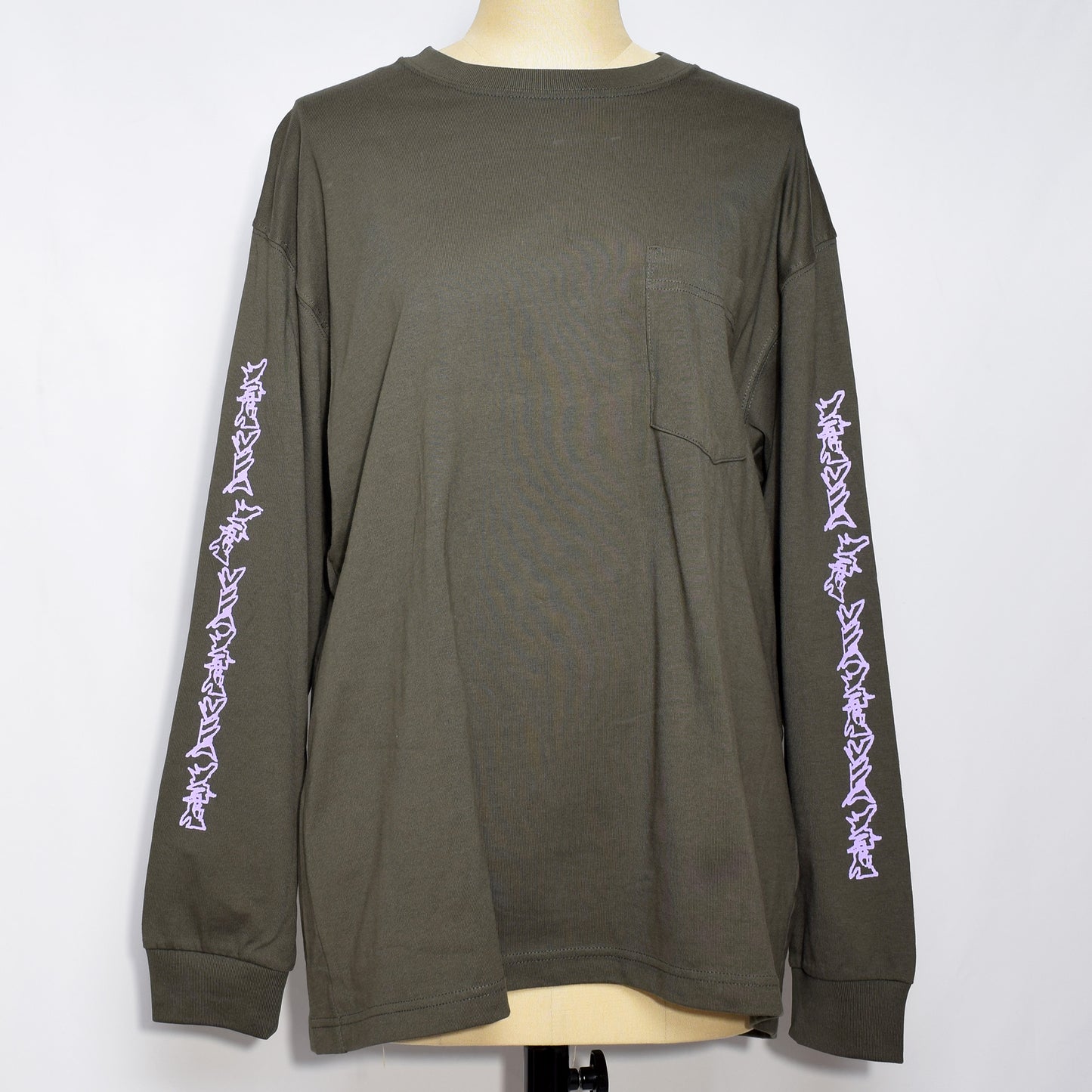 ポケットロングスリーブTシャツ(チャコール色)の背中にHOPE OVER HATEの赤色のプリントと、袖に薄紫の途切れた有刺鉄線のプリント。