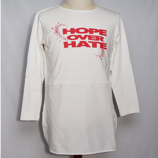 ロングスリーブのTシャツとシャツの切り替え(白色)にHOPE OVER HATEの赤色のプリント