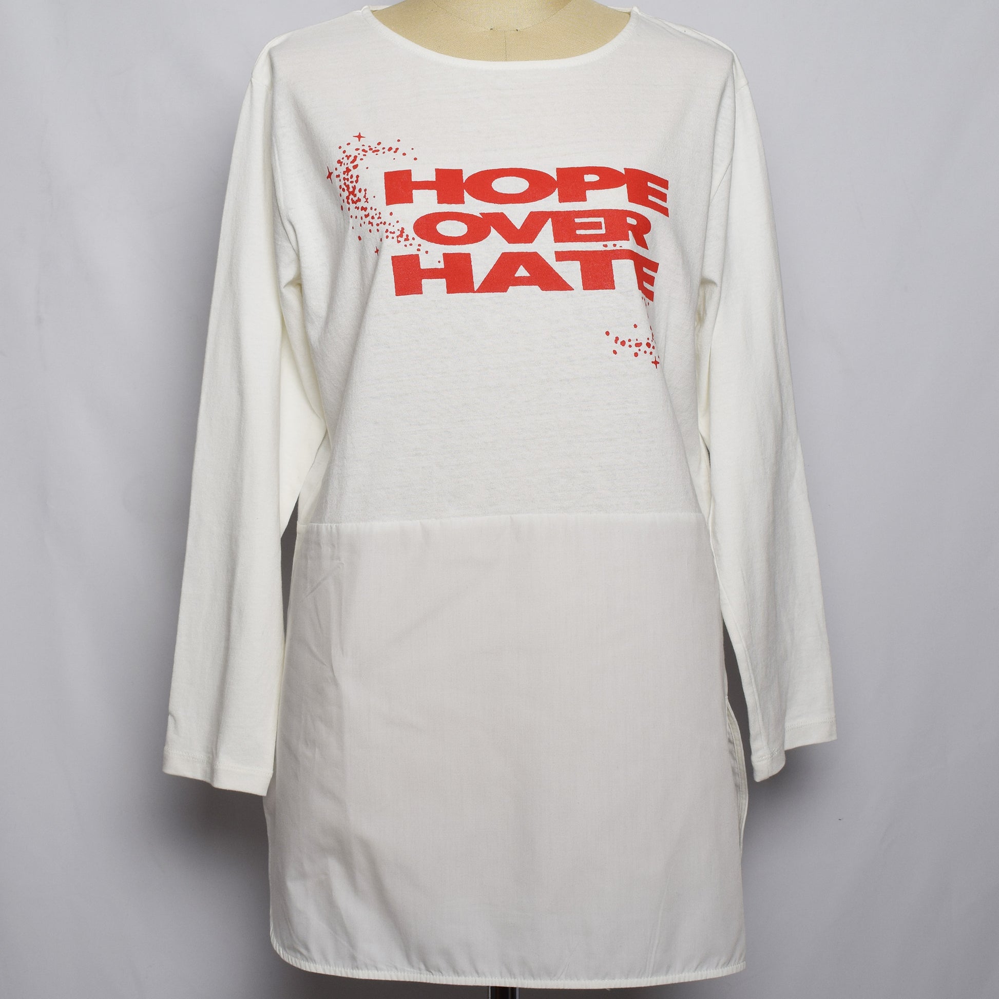 ロングスリーブのTシャツとシャツの切り替え(白色)にHOPE OVER HATEの赤色のプリント