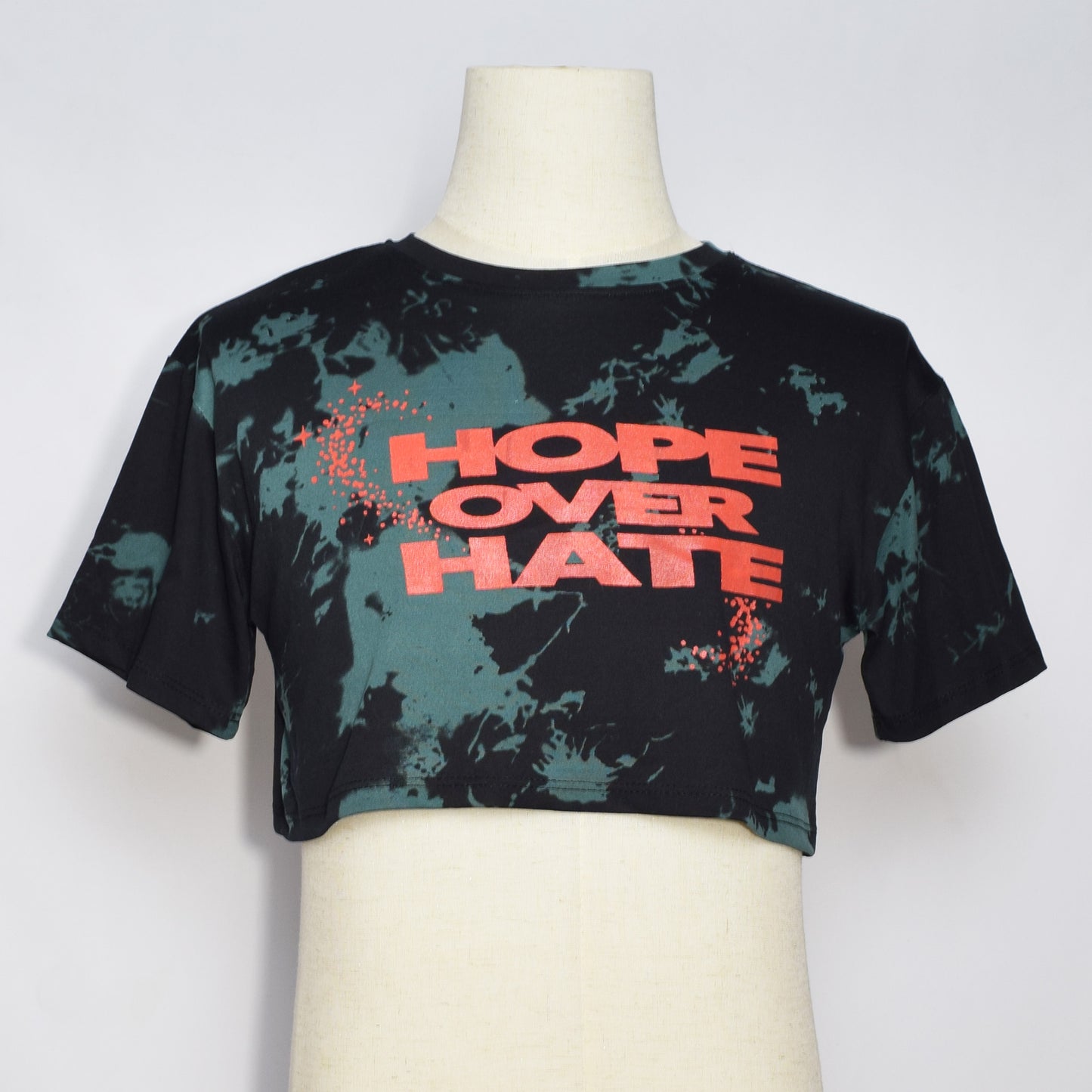 グレーのタイダイクロップドTシャツにHOPE OVER HATEの赤色のプリント