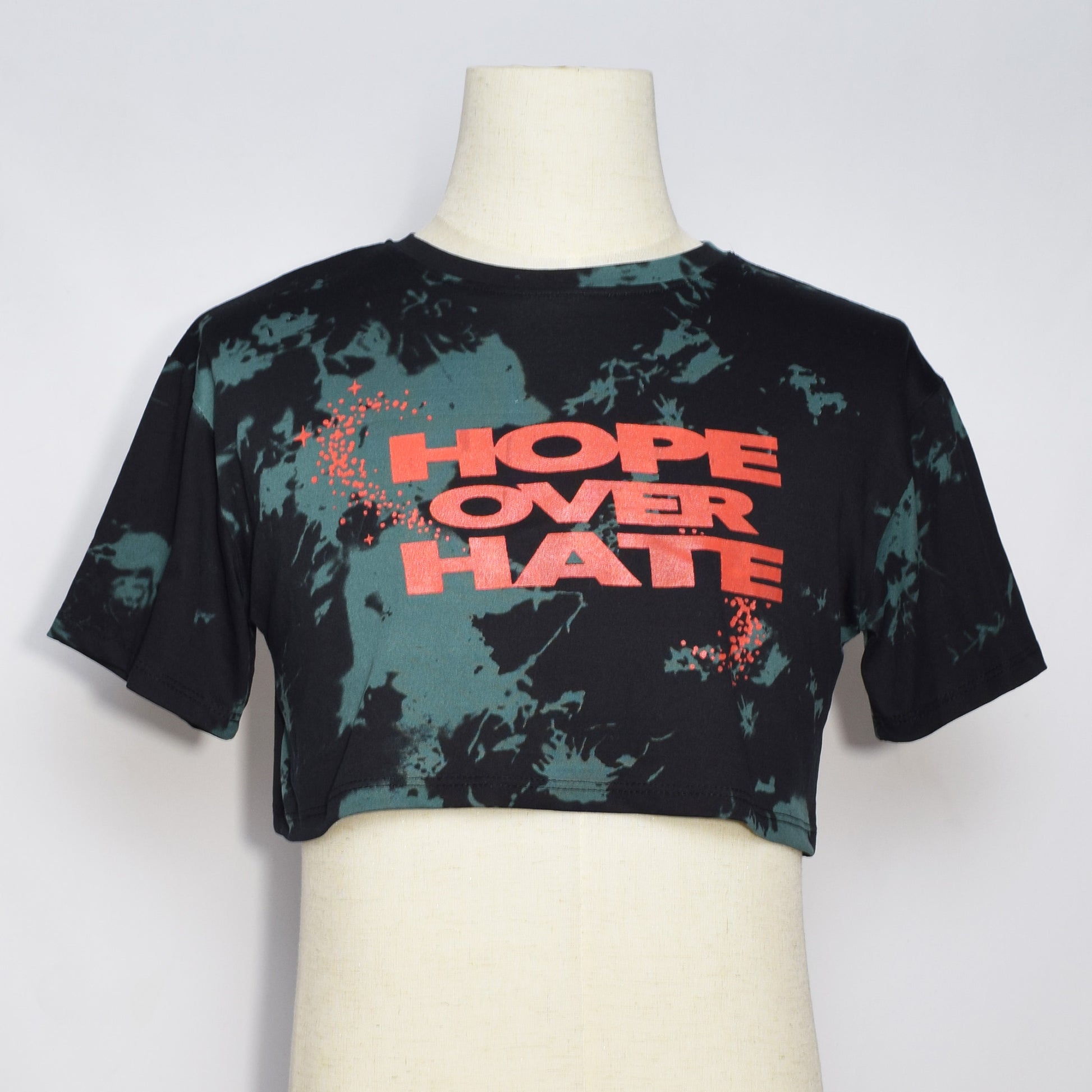 グレーのタイダイクロップドTシャツにHOPE OVER HATEの赤色のプリント