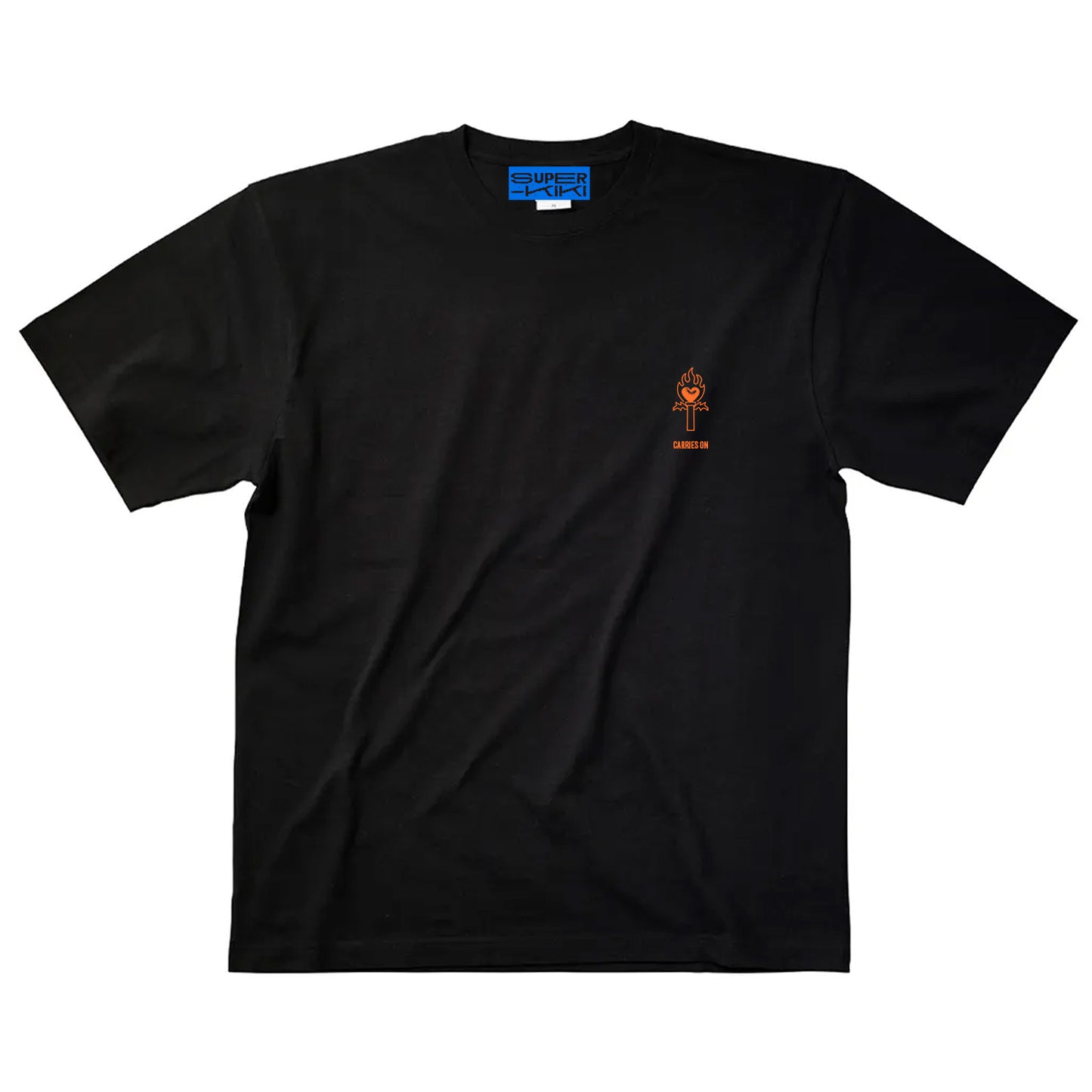 ブラックのボディのTシャツのフロント。左胸には燃え盛る炎のようなハートのペンライトと、その下に"CARRIES ON"とプリントがレッドでされている。
