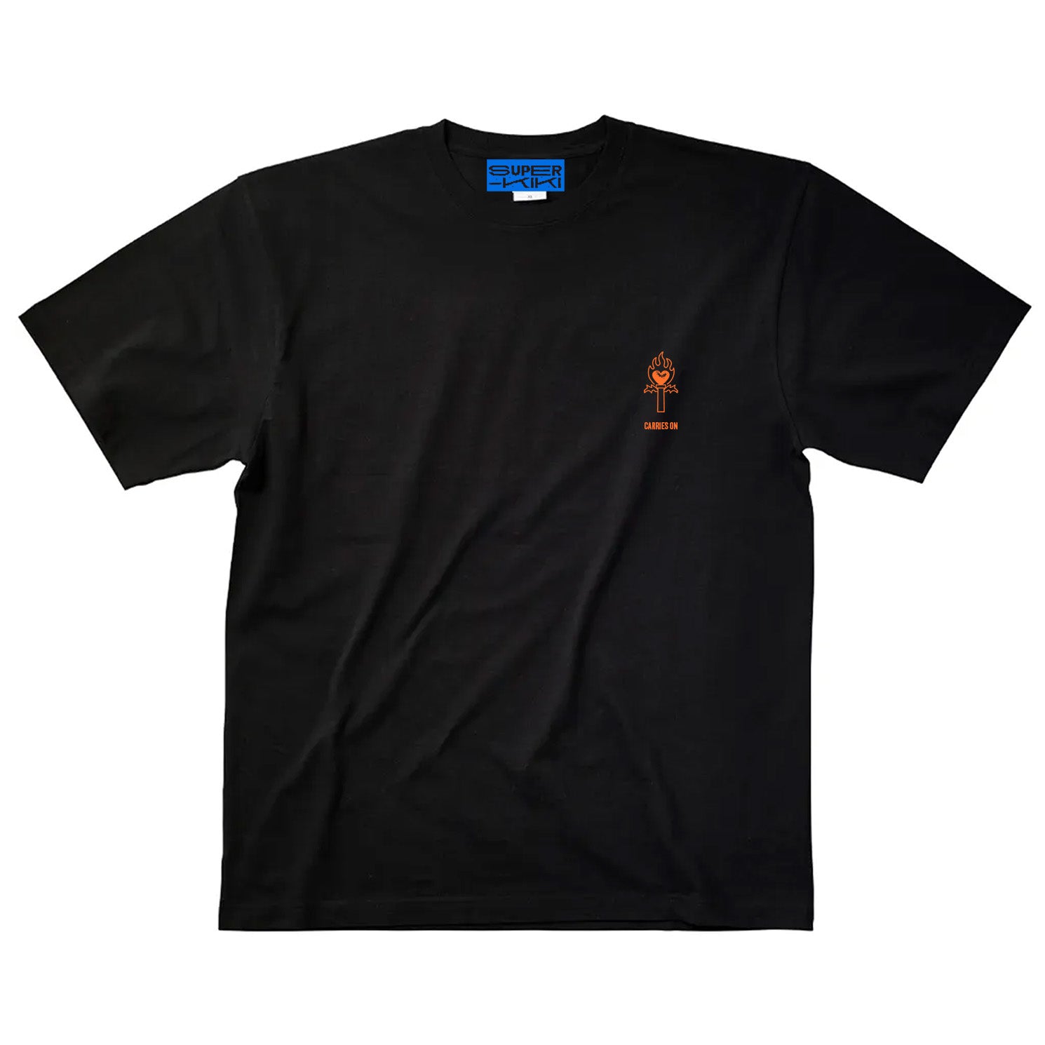 ブラックのボディのTシャツのフロント。左胸には燃え盛る炎のようなハートのペンライトと、その下に"CARRIES ON"とプリントがレッドでされている。
