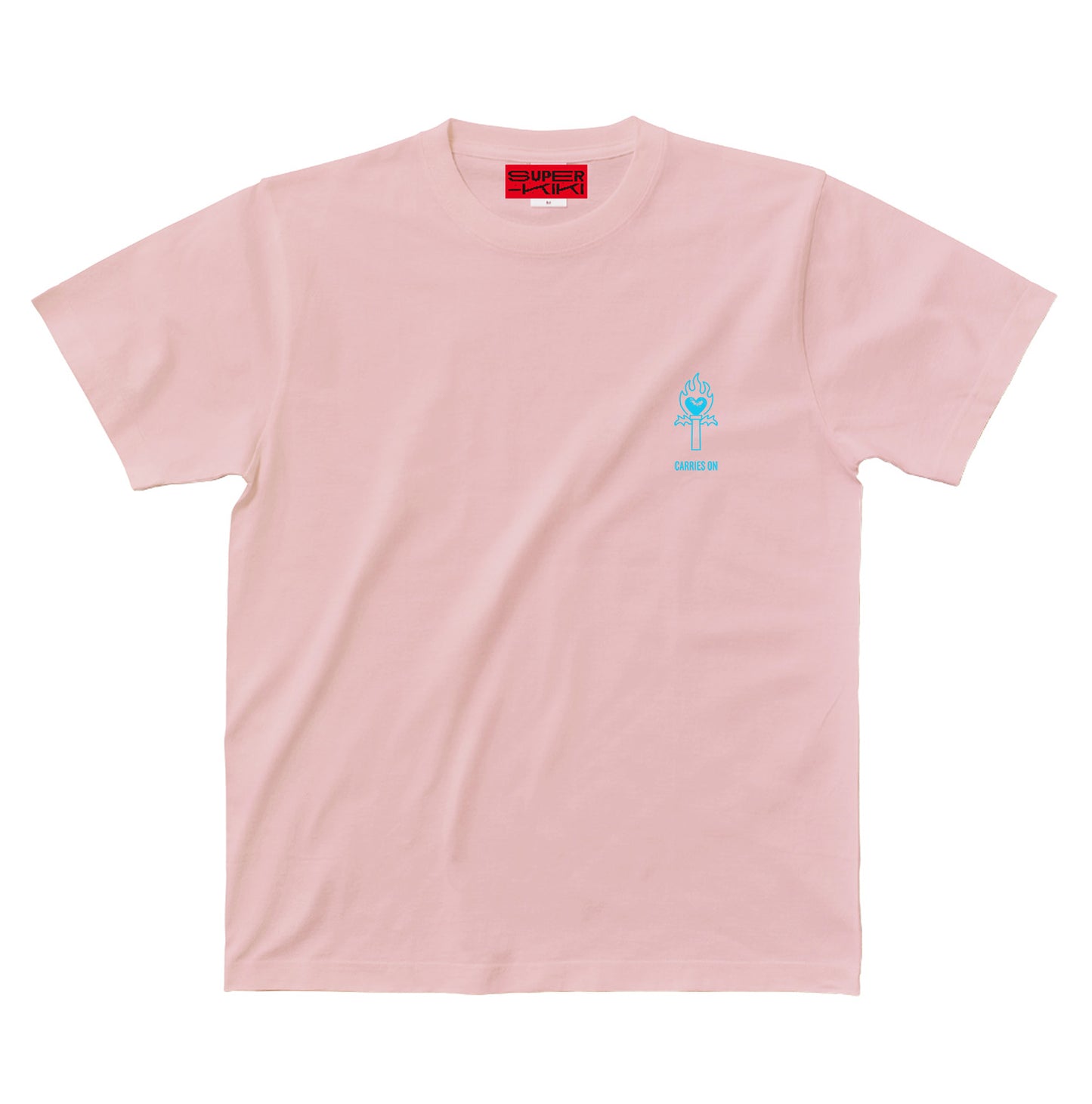 淡いピンクのボディのTシャツのフロント。左胸には燃え盛る炎のようなハートのペンライトと、その下に"CARRIES ON"とプリントが水色でされている。

