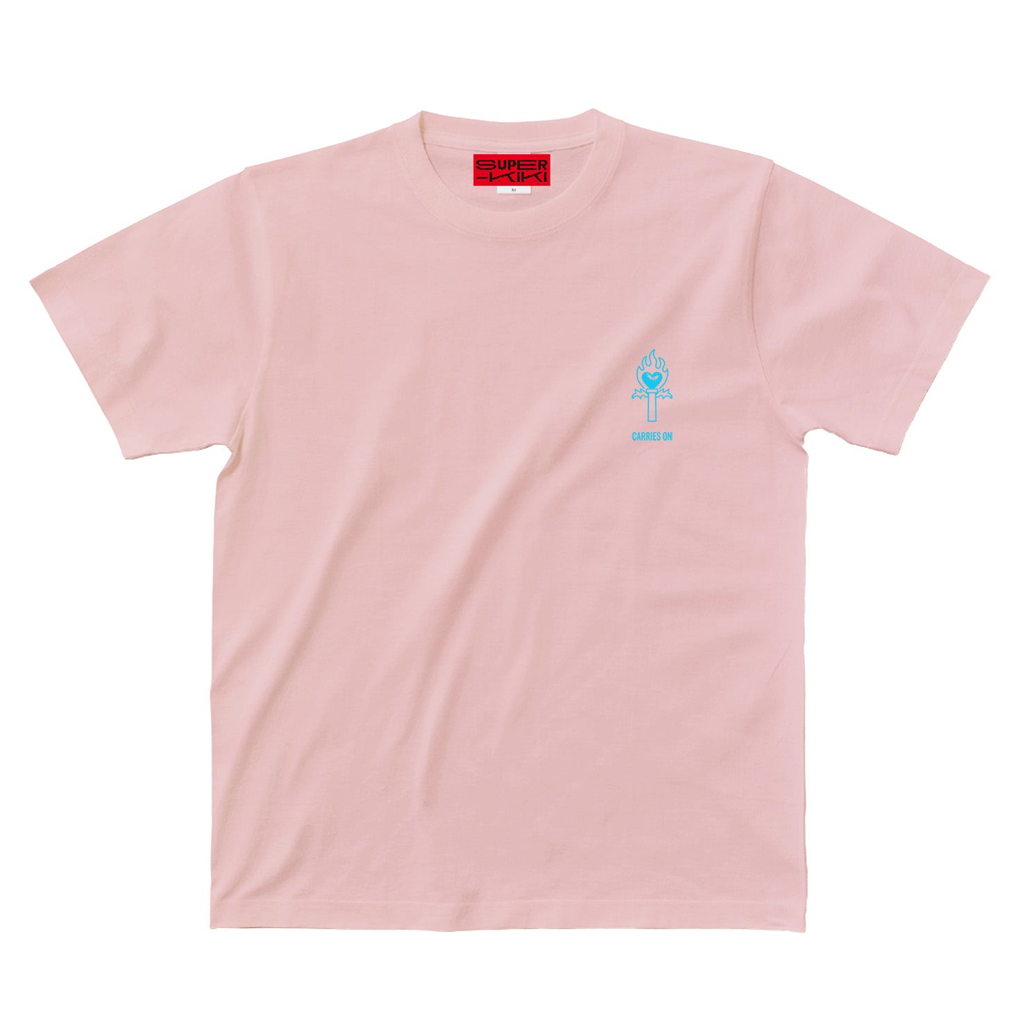 淡いピンクのボディのTシャツのフロント。左胸には燃え盛る炎のようなハートのペンライトと、その下に"CARRIES ON"とプリントが水色でされている。
