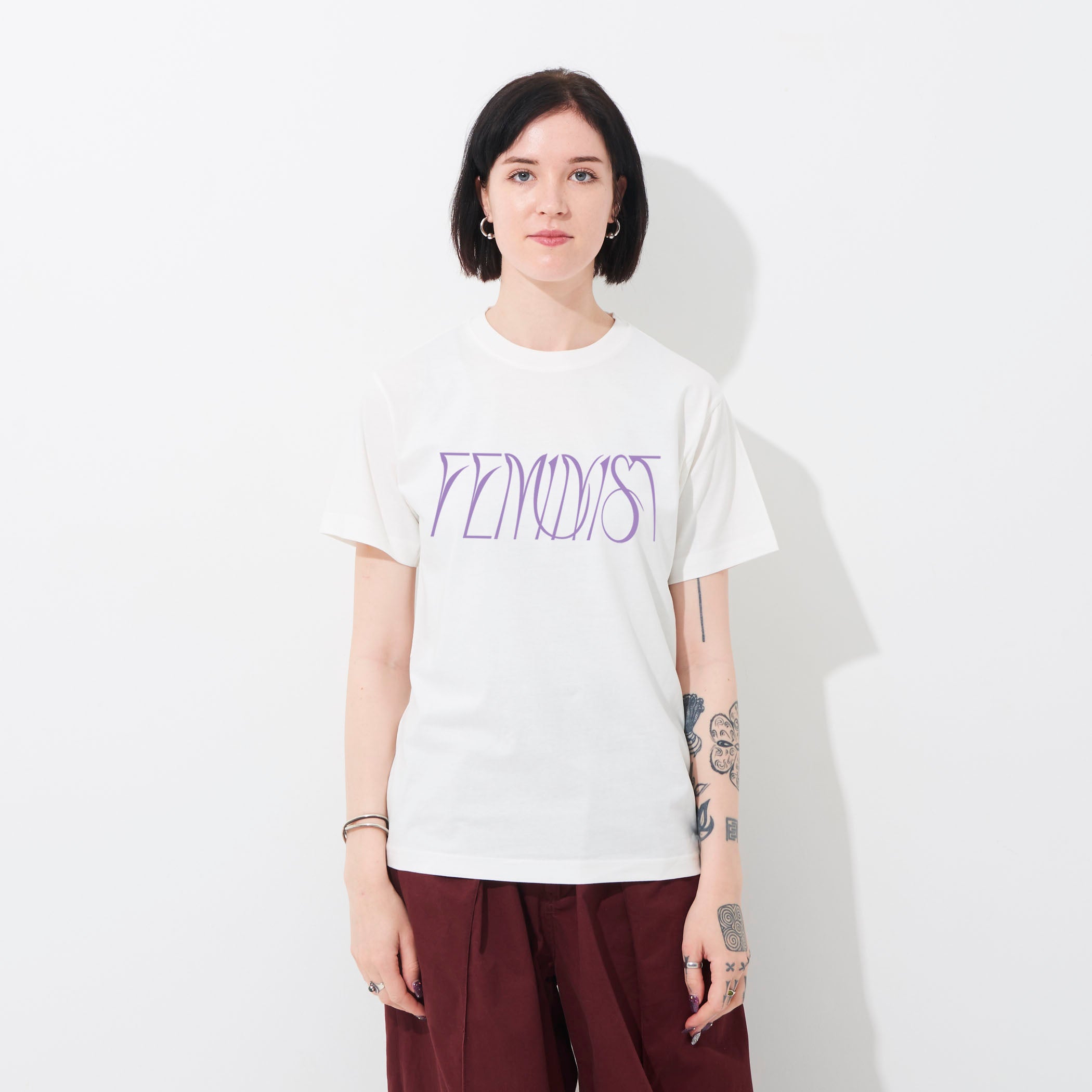 Tシャツ（白 / 文字パープル）｜Feminist × 家父長制の墓 – SUPER-KIKI