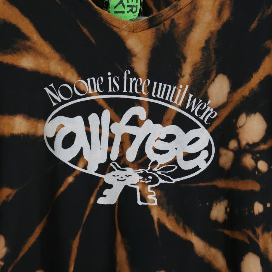 VネックTシャツ（タイダイ / ブラウン）｜No one is free until we are all free