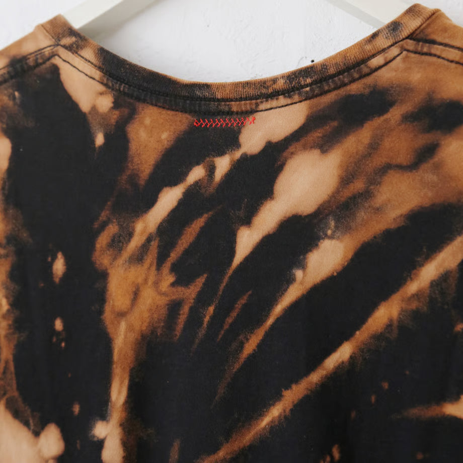 VネックTシャツ（タイダイ / ブラウン）｜No one is free until we are all free