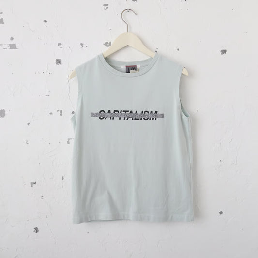くすみミント色のタンクトップにCapitalismの文字とそれを打ち消すようにシルバーのラメのキラキラでプリントされている。