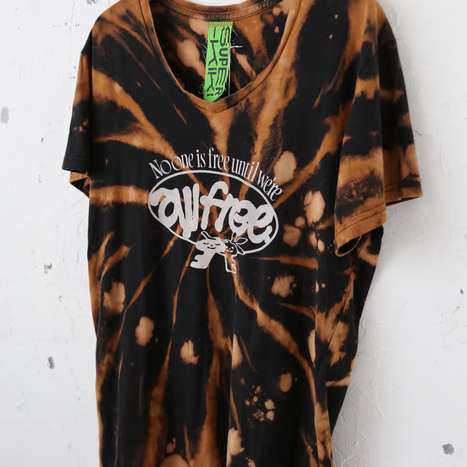 VネックTシャツ（タイダイ / ブラウン）｜No one is free until we are all free