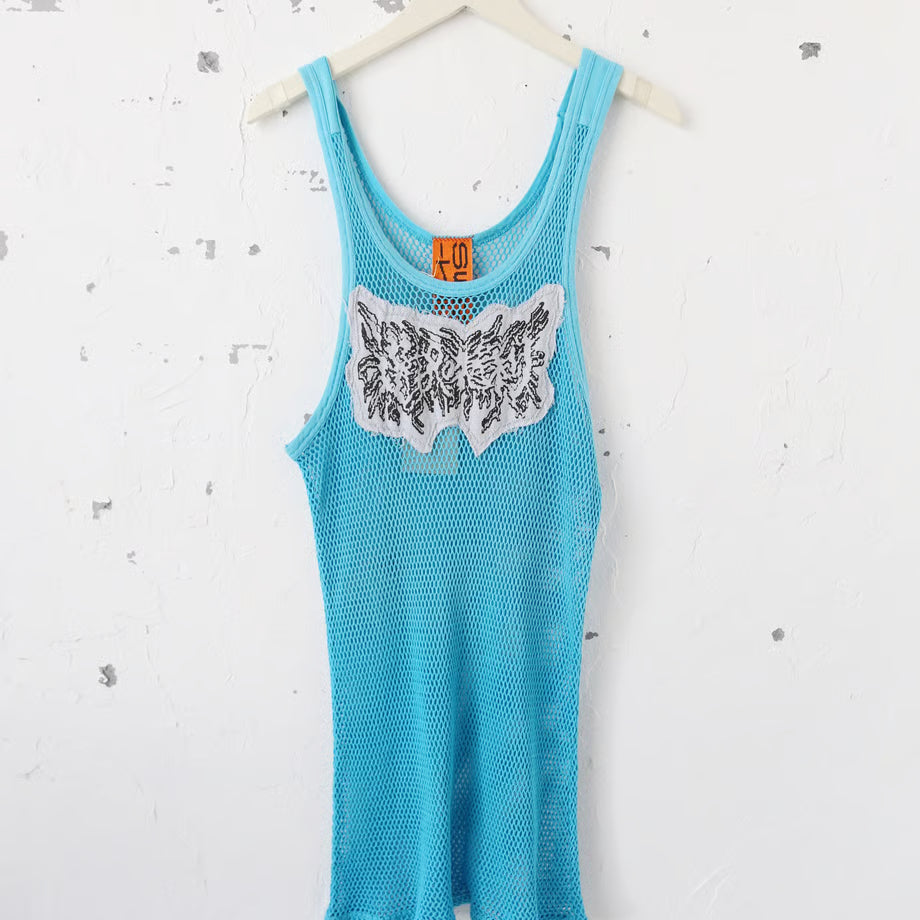 ネット素材のライトブルーのタンクトップに、選択の権利とメタルロゴ風に書かれた布が縫い付けてある。