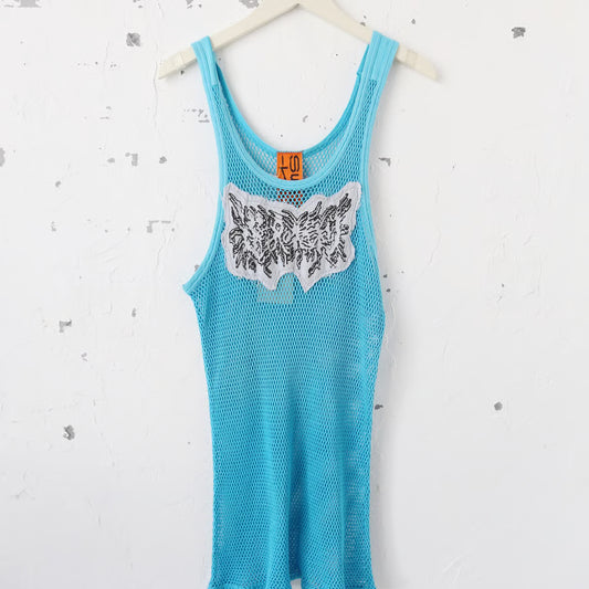 ネット素材のライトブルーのタンクトップに、選択の権利とメタルロゴ風に書かれた布が縫い付けてある。