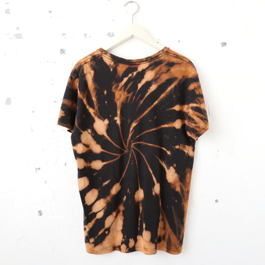 VネックTシャツ（タイダイ / ブラウン）｜No one is free until we are all free