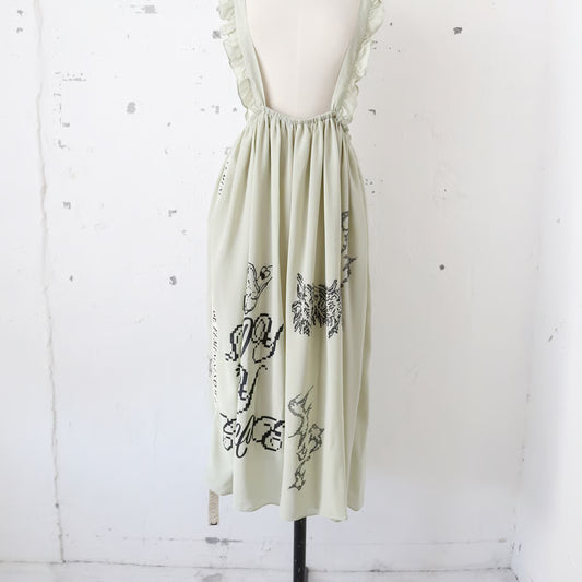 ミント色のフリルの紐つきミドル丈フレアスカートにWe should all be Feminists / My Body My Choice / 選択の権利のグラフィックがプリントされている