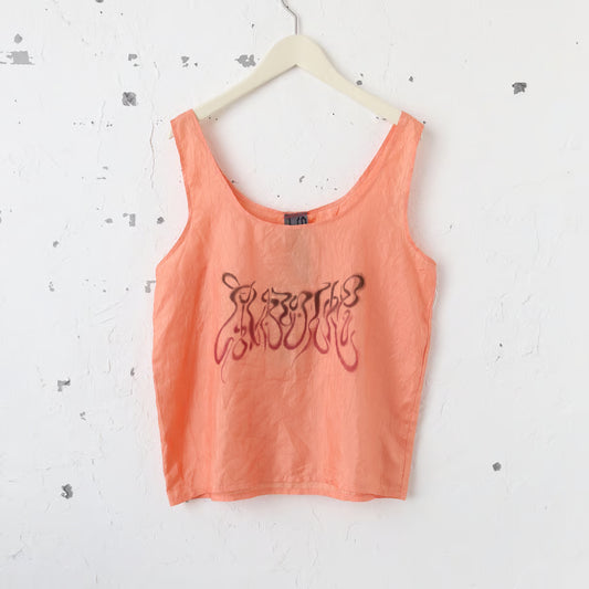 ワッシャー加工のサテン生地の大きめのタンクトップに、ブラウンとワインレッドのグラデーションの基本的人権の崩し文字がプリントされている。