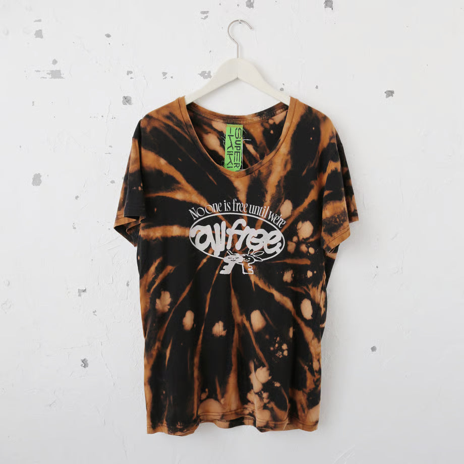ブラックとブラウンのタイダイ柄にNo one is free until we are all freeの文字と鍵とオリーブのはのグラフィックがオフホワイトでプリントされている。