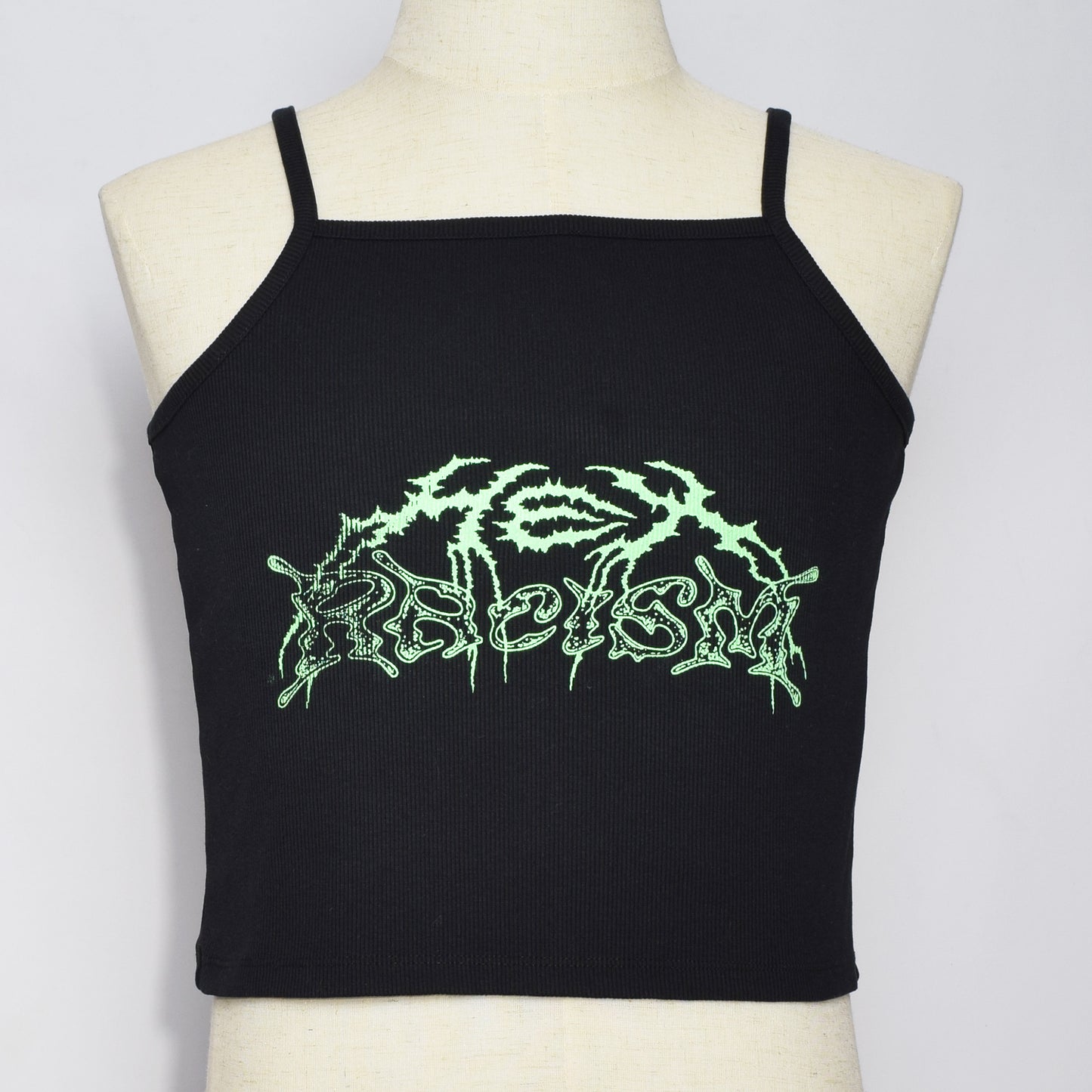 黒のリブキャミソールにメタル風ロゴでHEX RACISM と蛍光グリーンでプリントされている。