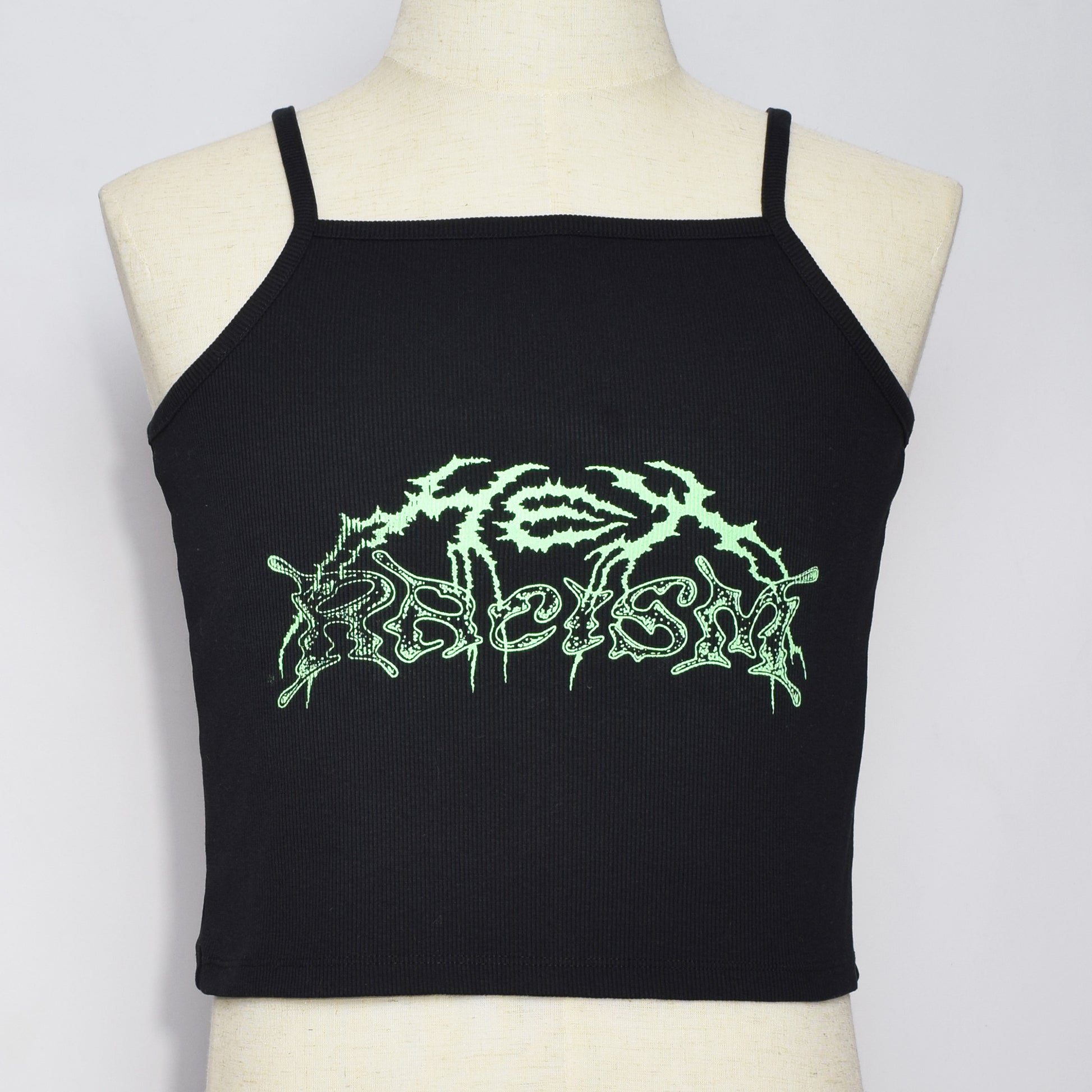 黒のリブキャミソールにメタル風ロゴでHEX RACISM と蛍光グリーンでプリントされている。