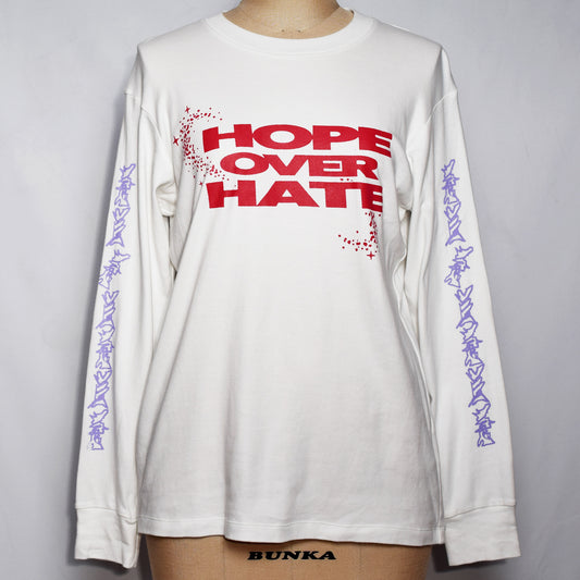 ロングスリーブTシャツ(白色)にHOPE OVER HATEの赤色のプリントと、袖に薄紫の途切れた有刺鉄線のプリント。