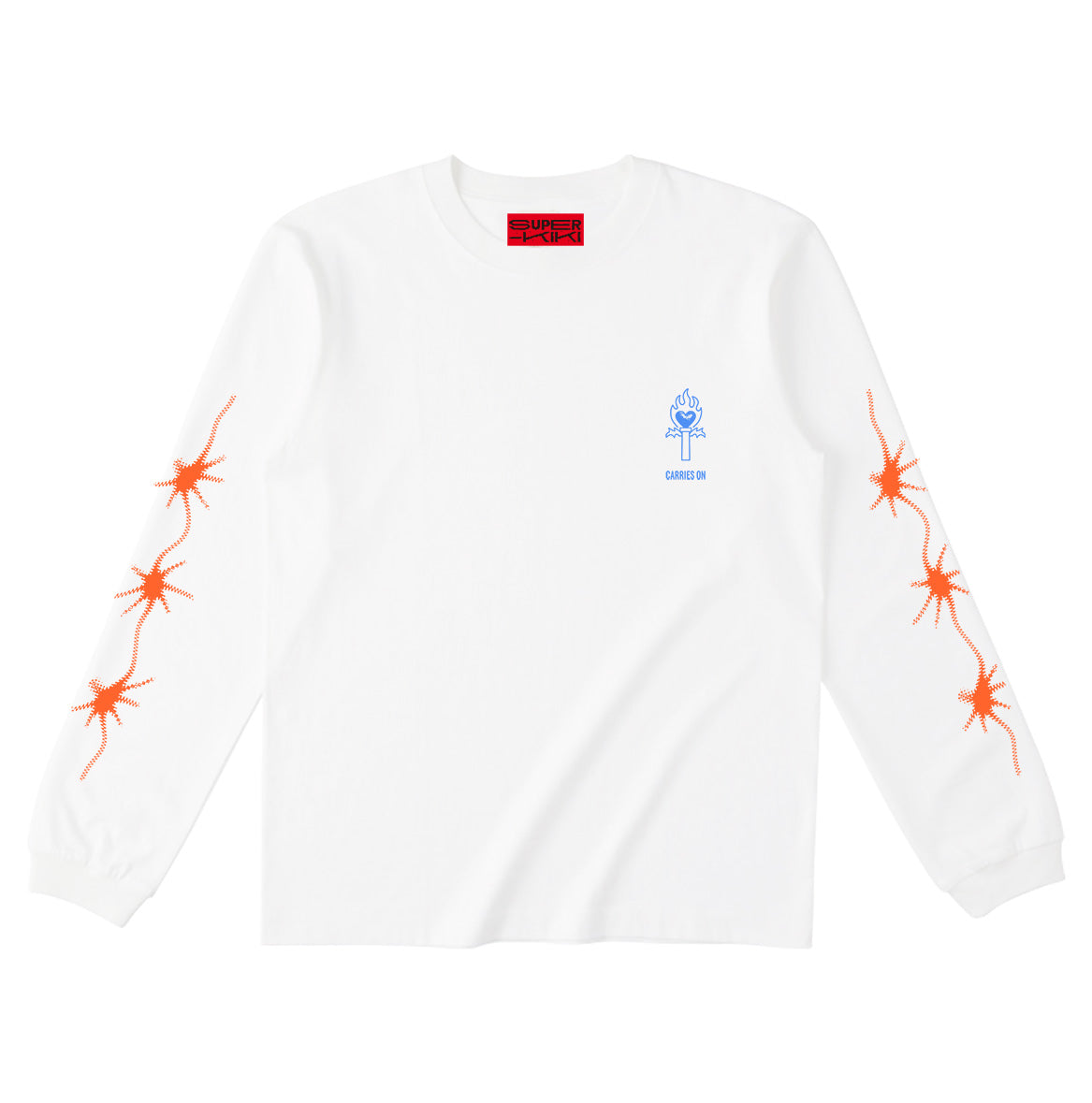 ホワイトのボディのロングスリーブTシャツのフロント。左胸には燃え盛る炎のようなハートのペンライトと、その下に"CARRIES ON"とプリントされている。
また袖には、発光するペンライトの光が3つ連なるオレンジのプリントがある。