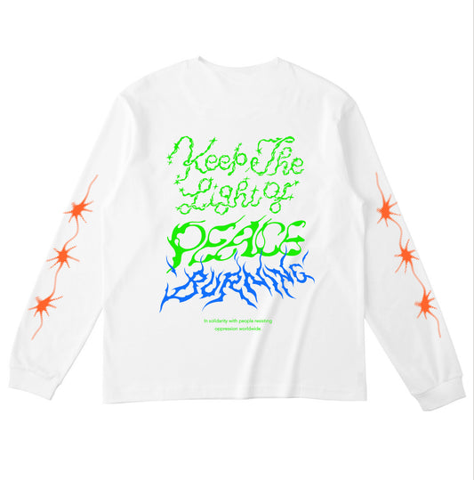 ホワイトのボディのロングスリーブTシャツの背面。背中には、Keep The Light of PEACE BURNING、その下にIn solidarity with people resisting oppression worldwideの文字がプリントされている。
"Keep The Light of"の文字はイエローグリーンでキラキラしたトゥインクルがあしらわれ、"PEACE"は風で揺らぐ中でか細く灯されている火のようなイメージ、その下の"BURNING"はブルーで燃え盛る炎のようなイメージ。
また袖には、発光するペンライトの光が3つ連なるオレンジのプリントがある。