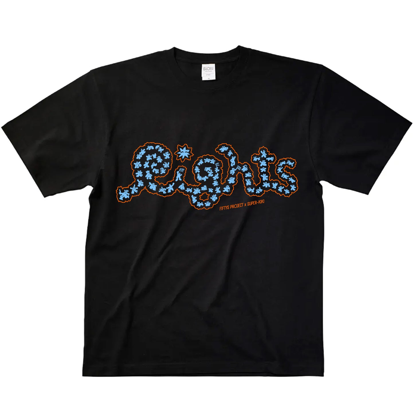 黒い半袖のTシャツのフロントに、「Rights」という長い列に並ぶキャラクターたちで構成されたブルーの文字があり、赤いラインで縁取られている。その右下に、「FIFTYS PROJECT x SUPER-KIKI」の文字がある。