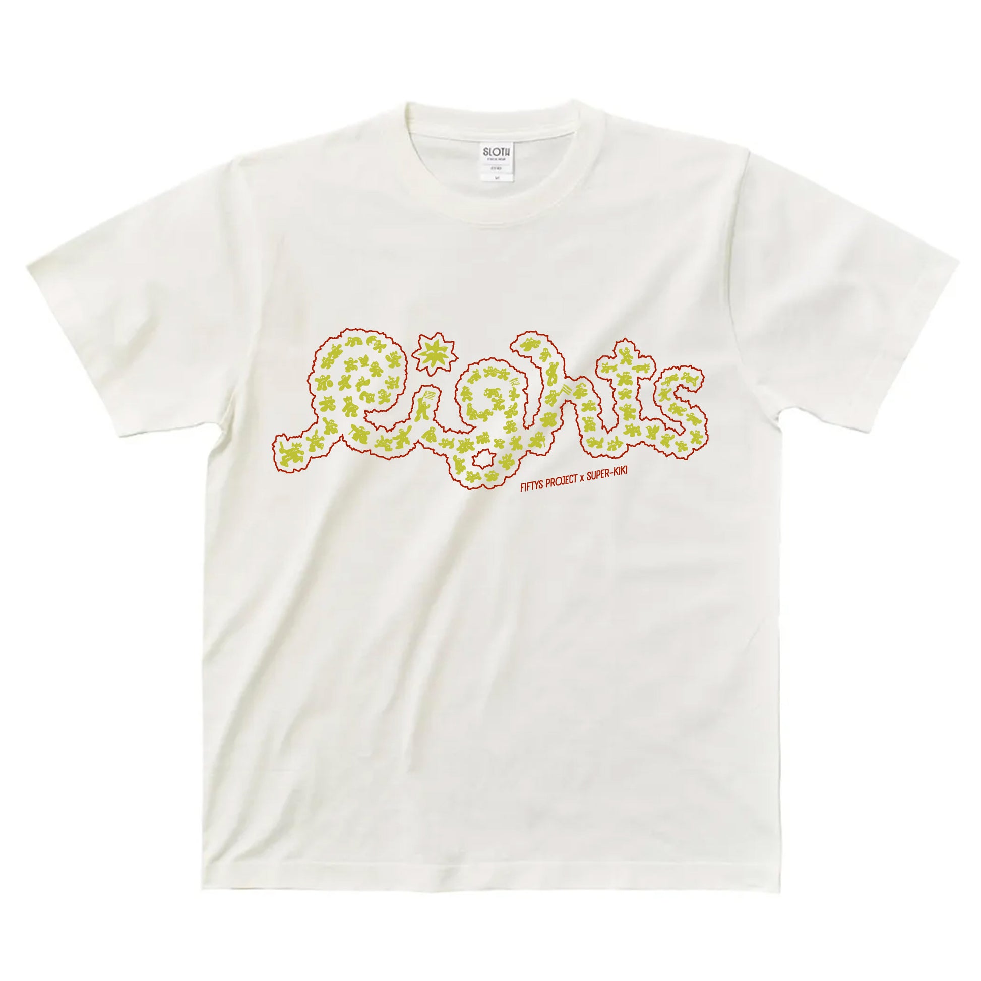 白い半袖のTシャツのフロントに、「Rights」という長い列に並ぶキャラクターたちで構成された黄緑の文字があり、赤いラインで縁取られている。その右下に、「FIFTYS PROJECT x SUPER-KIKI」の文字がある。